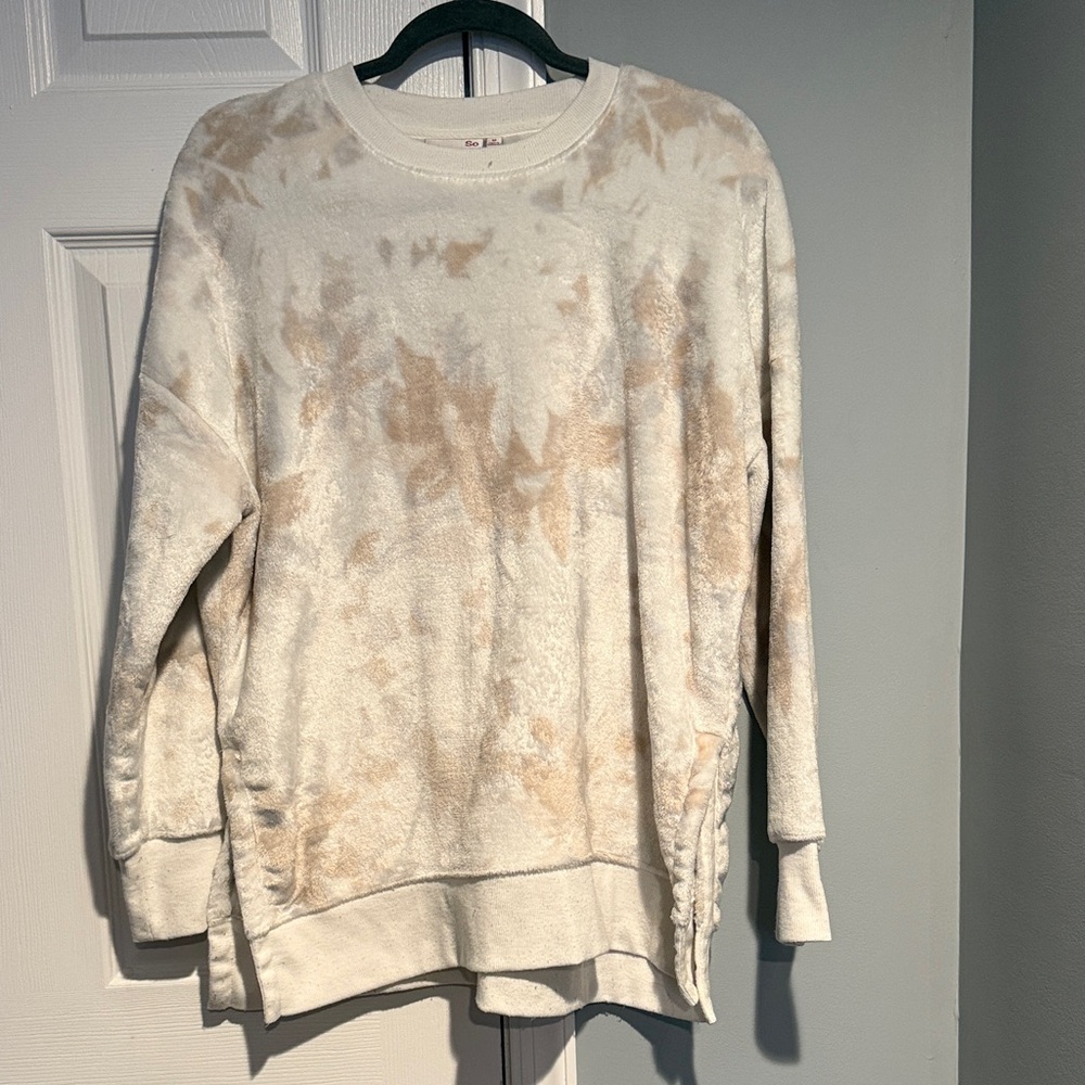 SO Women's Cream and Tan Crew Neck Sweater